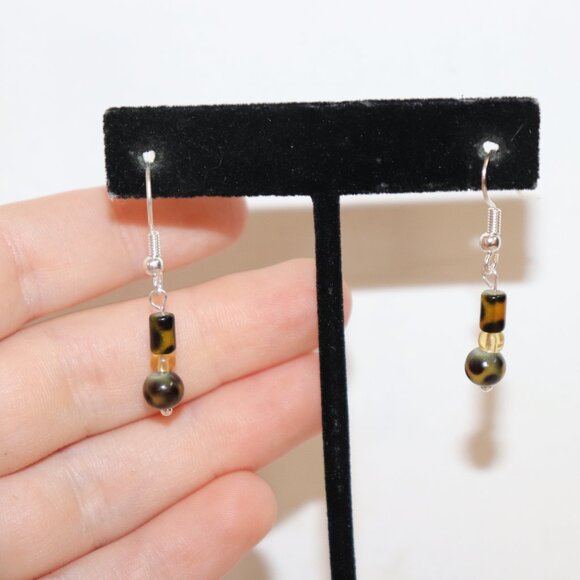 Beautiful NWOT Silver, animal print and yellow dangle earrings 1.5" - Picture 2 of 6
